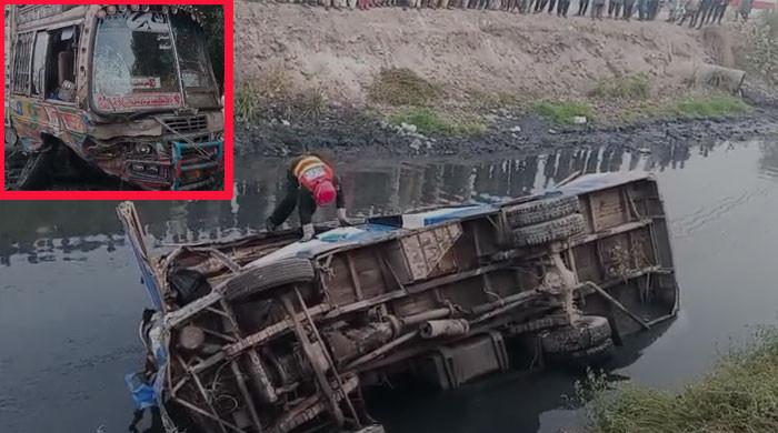 شیخوپورہ میں ٹرک کی ٹکر سے اسکول بس نالے میں جاگری،  21 بچے زخمی