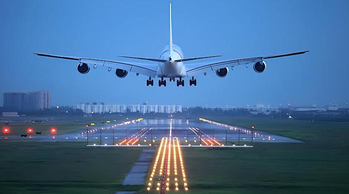 کراچی میں نجی ائیرلائن کا انوکھا کارنامہ، پرواز میں سیٹوں سے زائد مسافر سوار کر دیے