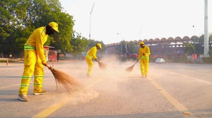 پنجاب میں سڑکوں پر خشک جھاڑو لگانے پر پابندی،  پہلے پانی کا چھڑکاؤ کرنے کی ہدایت