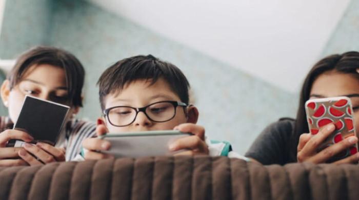 موبائل فون کا استعمال، کم عمر بچے نظر کی کمزوری کی بیماری میں مبتلا ہونے لگے