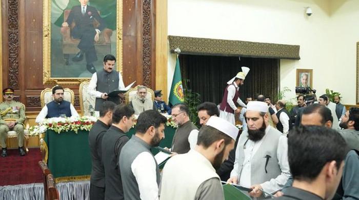 خیبر پختونخوا کی نئی کابینہ نے حلف اٹھا لیا خیبر پختونخوا کی نئی کابینہ نے حلف اٹھا لیا