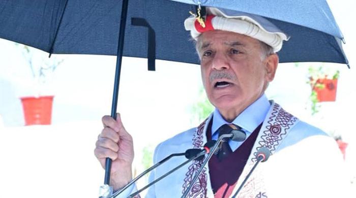 سیاست کریں لیکن ملک کی ترقی اور دہشتگردی کے خاتمے کیلئے ایک رہیں: وزیراعظم