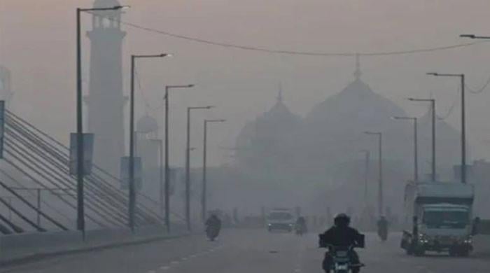 بھارتی آلودہ ہواؤں سے پنجاب میں فضائی آلودگی بڑھ گئی، شہریوں کو بلاضرورت گھر سے باہر نہ نکلنے کی ہدایت