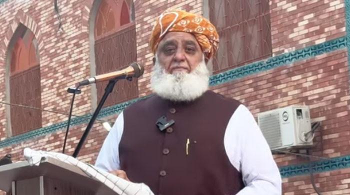 کہتے ہیں ہم تو علما کو 25 ہزار دینا چاہتے ہیں، یہ کس مد میں ملا کے ضمیر کو خریدنا چاہتے ہو؟ فضل الرحمان