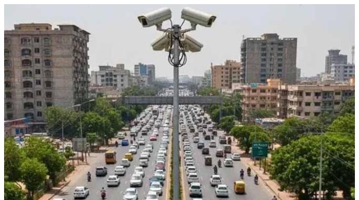 کراچی: ٹریفک کیمروں کی نگرانی کے دوران وائرل تصویروں پر ڈی آئی جی ٹریفک کا بیان آگیا