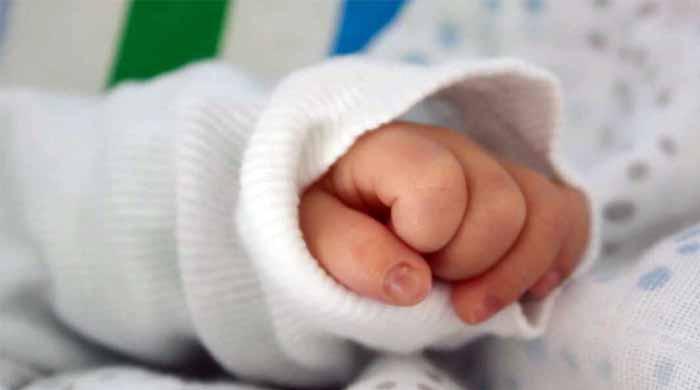 کراچی: نجی اسپتال نے بِل کے بدلے خاتون سے نوزائیدہ بچہ لےکر فروخت کردیا