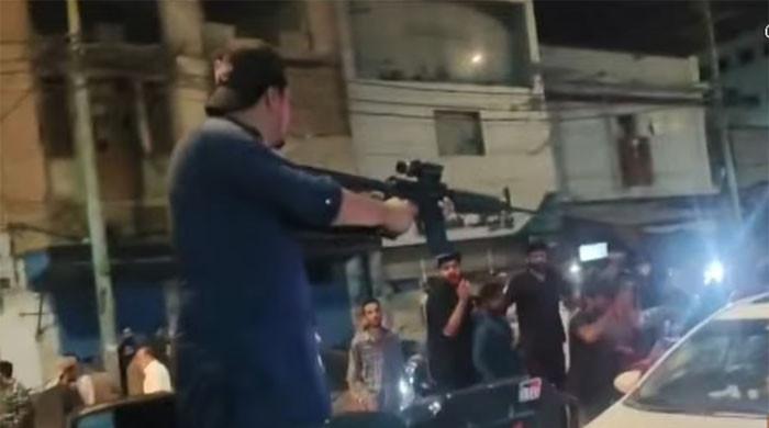 کراچی: ڈمپر حادثےکے بعد لیاقت محسود کی آمد پر عوام کا احتجاج، گارڈ نے فائرنگ کردی