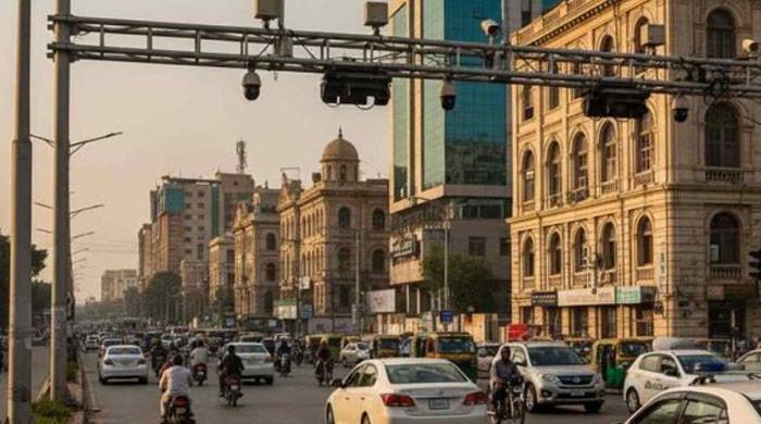 سندھ ہائیکورٹ: کراچی میں ای چالان کے خلاف درخواست، آئی جی سندھ اور ڈی آئی جی ٹریفک سے جواب طلب