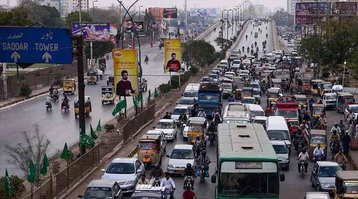 کراچی میں ای چالان کا نظام بے قابو، شہری کو ایک ہی روز میں 50 ہزار کے چالان مل گئے