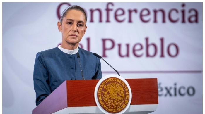 میکسیکن صدر کو ہراسانی کا سامنا، مجمعے میں موجود شخص کی بوسہ لینے کی کوشش