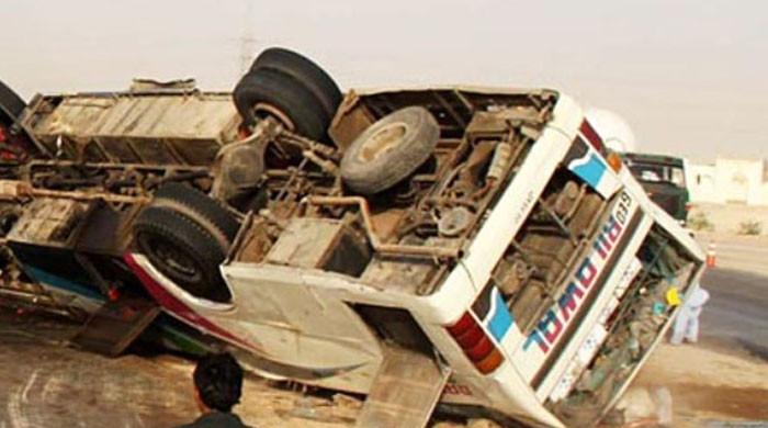 شمالی وزیرستان: شادی کی تقریب میں جاتی وین کو حادثہ، 14 افراد زخمی