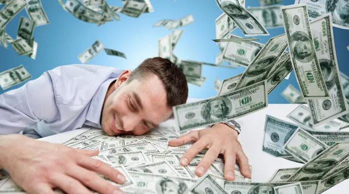 فیکٹری ملازم کے اکاؤنٹ میں پورے اسٹاف کی تنخواہ ٹرانسفر، ملازم کا واپس کرنے سے انکار