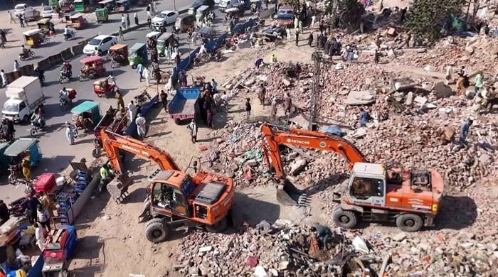 لاہور میں داتا دربار توسیعی منصوبے کے تحت 30سال سے قائم پرندہ مارکیٹ گرا دی گئی