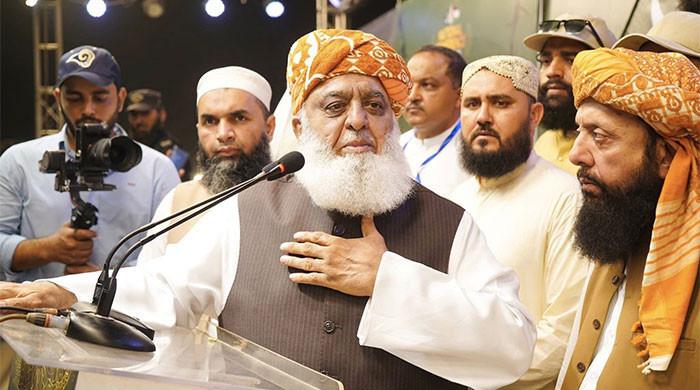 مولانا فضل الرحمان بیرون ملک روانہ ہوگئے