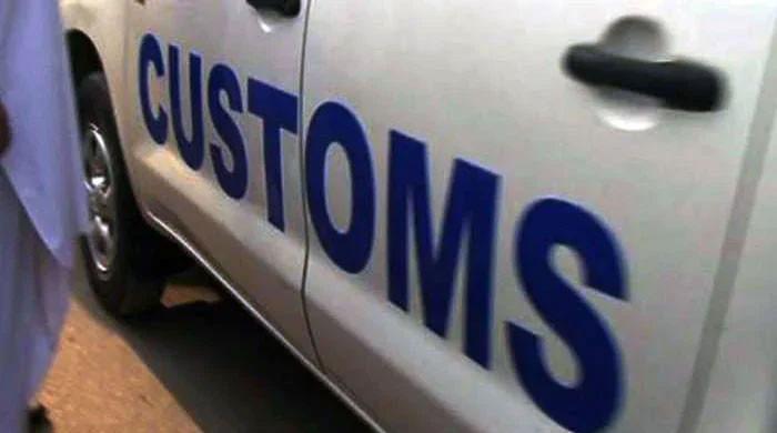 کراچی: کسٹمز کا طارق روڈ میں اسمگل شدہ کپڑے اور  دیگر اشیا کی تلاش میں چھاپہ