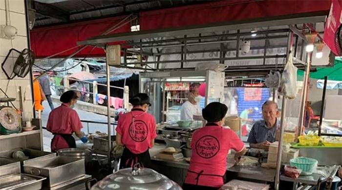 والد نے 900 کلومیٹر دور منتقل ہوکر بیٹی کو گھر کا ذائقہ فراہم کرنے کیلئے یونیورسٹی کے باہر فوڈ اسٹال کھول لیا