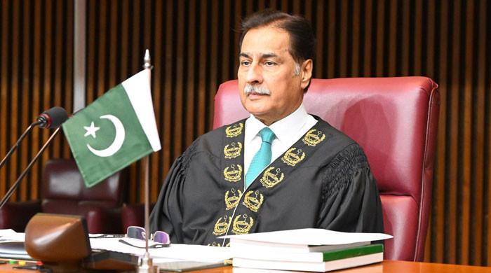 قومی اسمبلی: حکومت اپوزیشن میں تناؤ بڑھ گیا، اسپیکر کو زبردستی کرسی سے اتارنے پر غور