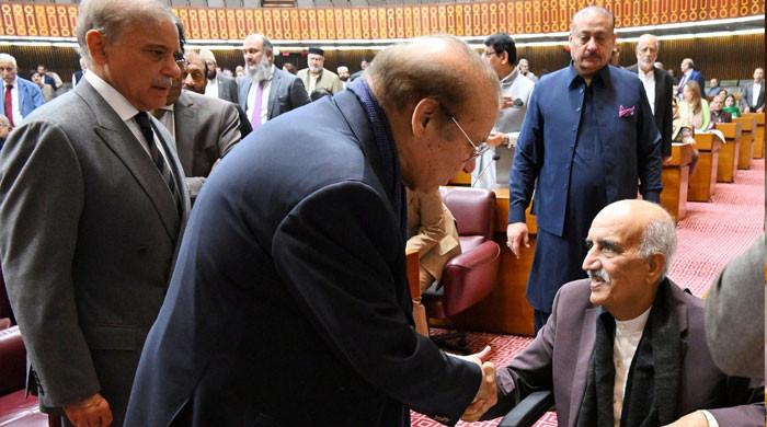 خورشید شاہ 27 ویں آئینی ترمیم  پر ووٹ دینےکیلئے وھیل چیئر پر پارلیمنٹ پہنچ گئے