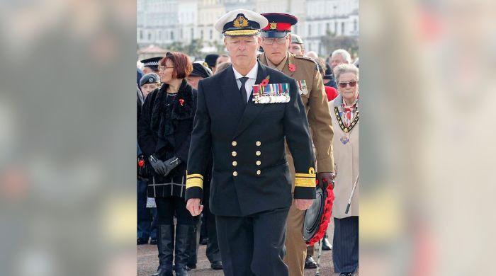 برطانیہ میں نامعلوم شخص جعلی ایڈمرل بن کر تقریب میں پہنچ گیا، فوجیوں کی یادگار پر پھول بھی چڑھائے