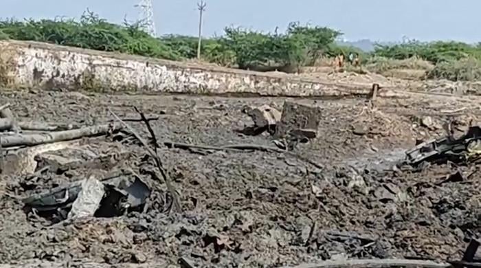 بھارتی فضائیہ کا پی سی 7 طیارہ گر کر تباہ