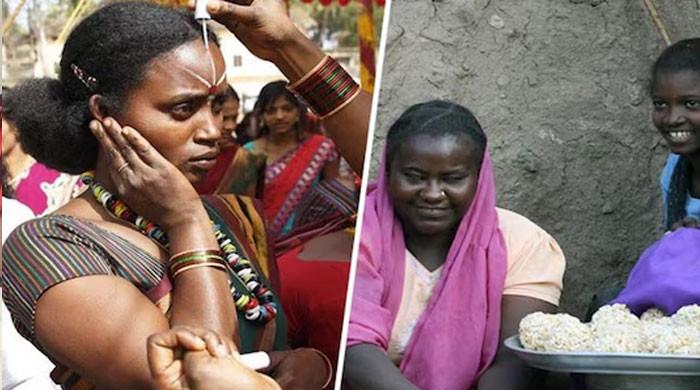 بھارت کا ایسا گاؤں جہاں پان گٹکا کھاتے افریقی دیکھنے والوں کو حیرت زدہ کردیں