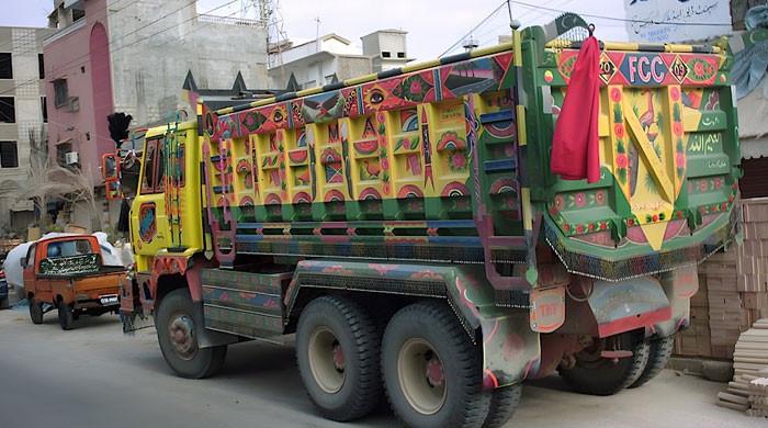 کراچی، ڈمپر میں ٹریکر نصب نہ ہونے پر ایک لاکھ روپے جرمانہ عائد