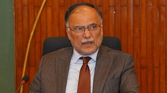 پی ٹی آئی والے اسمبلی میں نعرے لگاتے ہیں قیدی نمبر 804، وہ قیدی نمبر 804 نہیں وہ قیدی نمبر 420 ہے: احسن اقبال