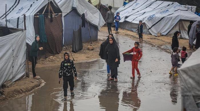 اسرائیل نے امدادی سامان کی غزہ آمد پھر روک دی، سردی میں فلسطینی گیلے خیموں میں رہنے پر مجبور