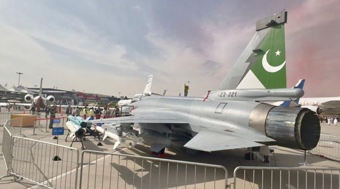 دبئی ائیر شو میں JF17تھنڈر کی دھوم، پاکستانی اور اماراتی طیاروں کی مشترکہ پرواز نے شرکا کے دل جیت لیے