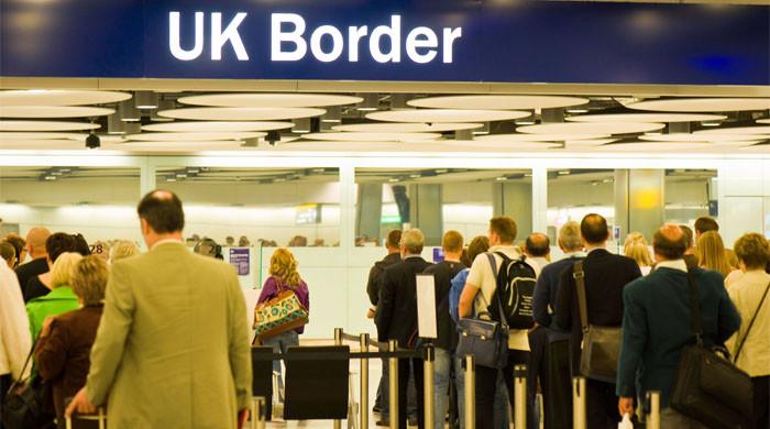 برطانیہ میں گزشتہ سال 2 لاکھ 57 ہزار شہری ملک چھوڑ کرگئے، اعداد و شمار جاری