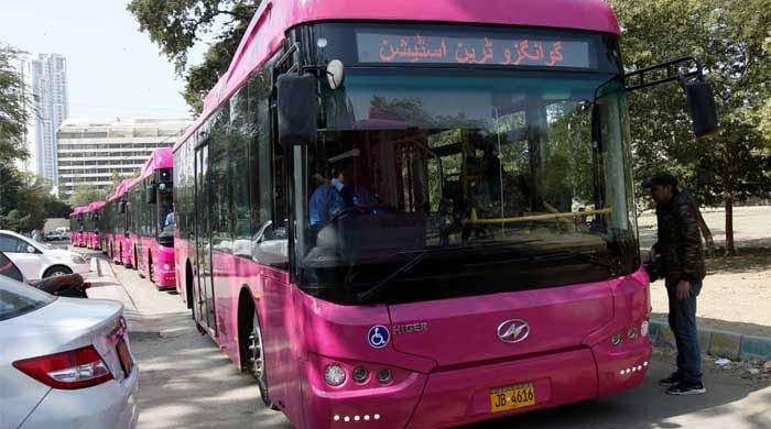 کراچی: وزیر ٹرانسپورٹ نےگرین لائن ٹریک پر پنک بسوں کا افتتاح کردیا