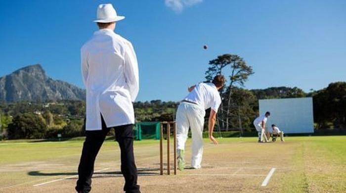 کرکٹ کا انوکھا واقعہ: بھارتی بیٹر گیند کو 2 بار ہٹ کرنے پر آؤٹ قرار 