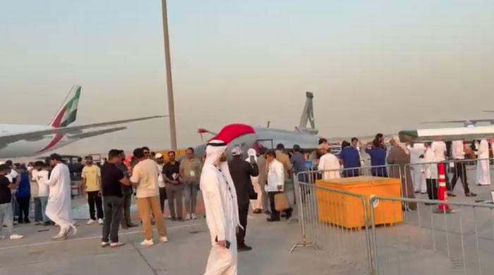 دبئی ائیرشو ختم ہونے کے بعد بھی گھنٹوں تک جے ایف 17 تھنڈر کے گرد لوگوں کا رش رہا