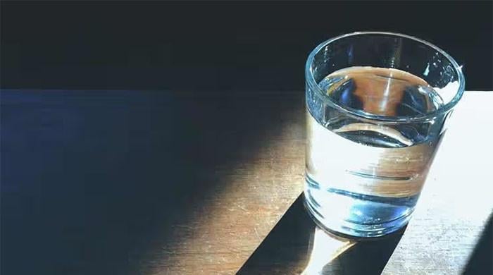 سرد موسم میں جسم میں پانی کی کمی کا اشارہ دینے والی 6 نشانیاں