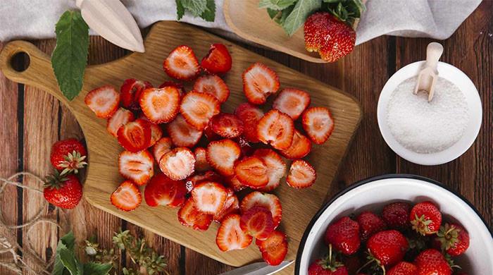 صحت مند اور جگمگاتی جِلد کے حصول کیلئے بہترین غذائیں