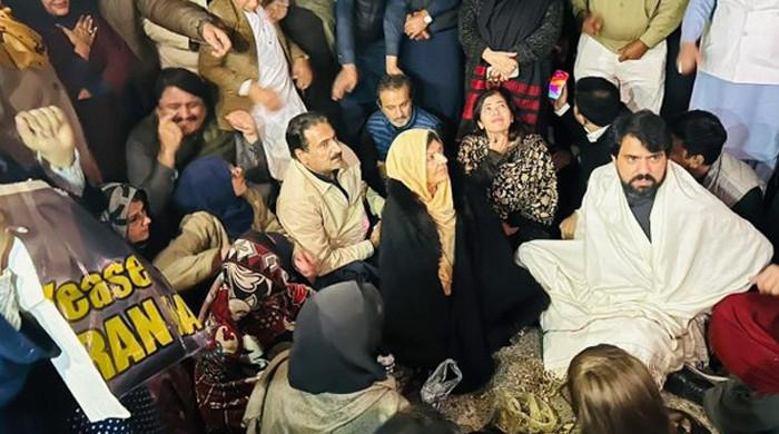 مذاکرات کامیاب، عمران خان کی بہنوں نے اڈیالہ جیل کے قریب دھرنا ختم کردیا