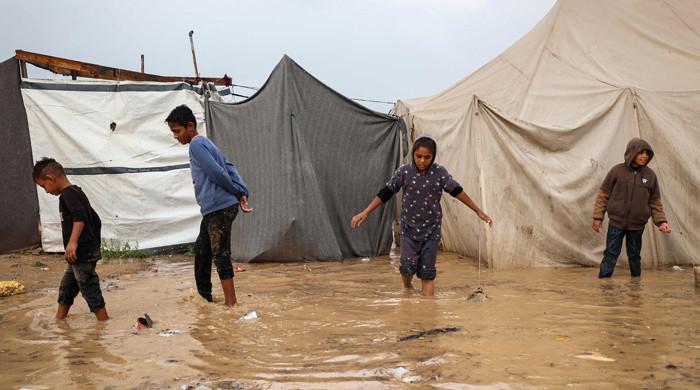 غزہ میں بارش سے فلسطینیوں کی مشکلات میں مزید اضافہ، پانی خیموں اور اسپتالوں میں داخل