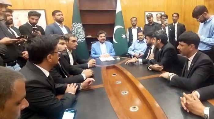 کارونجھر پہاڑ کی کٹائی پر احتجاج کرنیوالے وکلا کے ناصر شاہ سے مذاکرات کامیاب