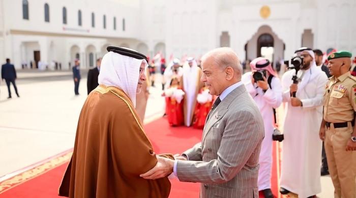 وزیراعظم شہباز شریف 2 روزہ سرکاری دورے پر بحرین پہنچ گئے 