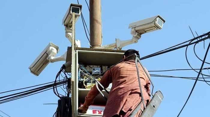 کراچی: بلاول ہاؤس چورنگی سے  سیف سٹی کیمرے کا باکس چرانے والے 2 ملزمان گرفتار