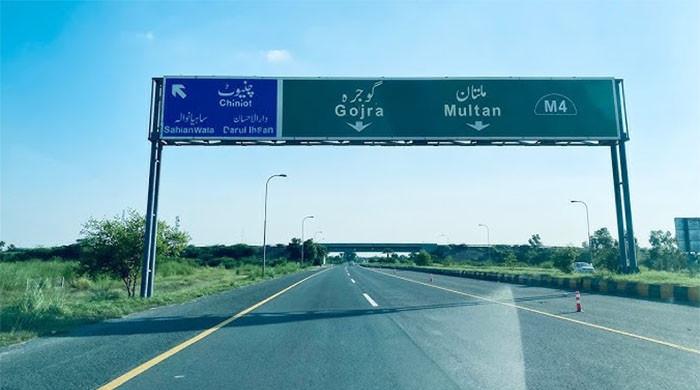 آخر ہائی ویز پر ٹریفک سائن نیلے یا سبز رنگوں کے کیوں ہوتے ہیں؟