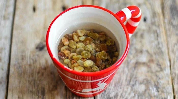 سرد موسم میں کشمش کو بھگو کر کھانے کے یہ فوائد جانتے ہیں؟