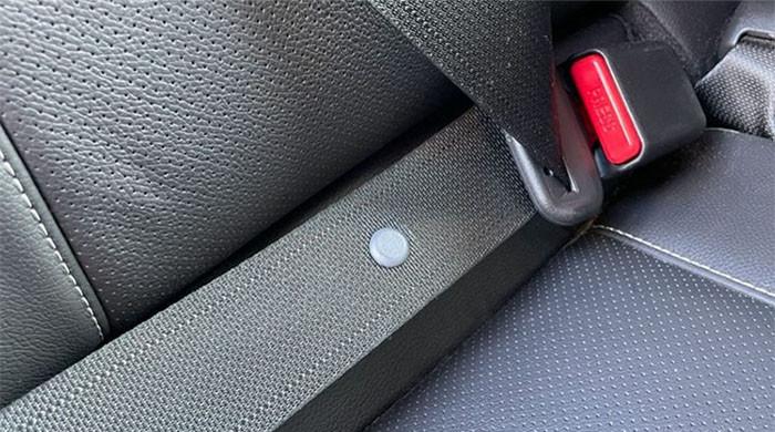 سیٹ بیلٹ میں یہ چھوٹا بٹن کس کام آتا ہے؟