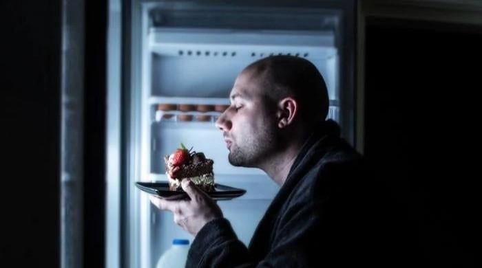 لوگوں کی وہ پسندیدہ غذا جو 12 دائمی امراض کا شکار بنا دیتی ہے