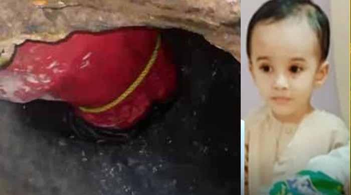 کراچی: نیپا چورنگی پر مین ہول میں گرنے والے بچے کی لاش 14 گھنٹے بعد مل گئی