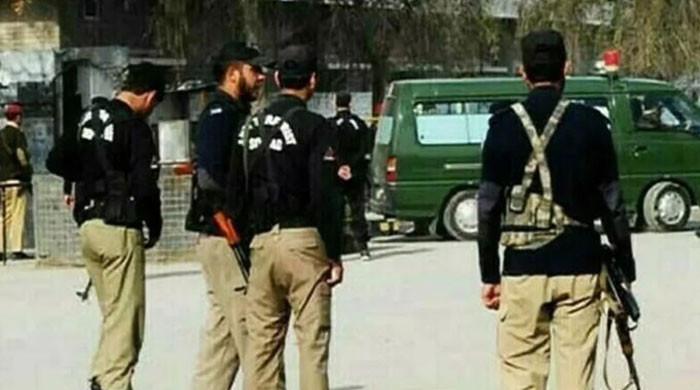 بنوں میں اسسٹنٹ کمشنر میرانشاہ کی گاڑی پر حملہ، 2 پولیس اہلکاروں سمیت 3 افراد جاں بحق