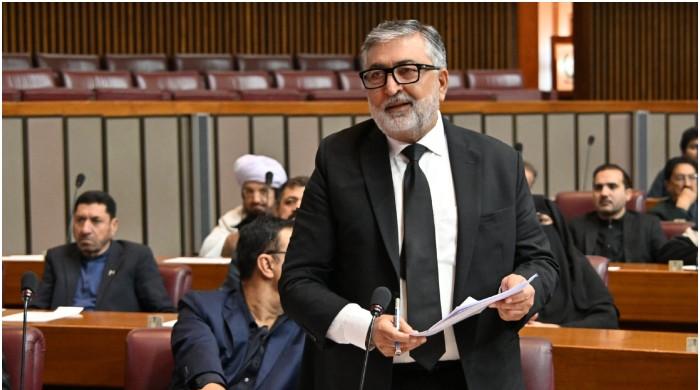 پارلیمنٹ کے اجلاس میں دلچسپ صورتحال،کامران مرتضیٰ کی نشست پرانکی اہلیہ بیٹھ گئیں، شوہرکو نشست دینے سے منع کردیا