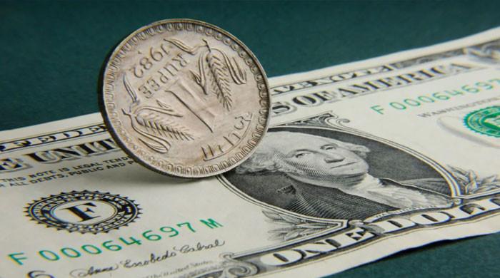 امریکی ڈالر کے مقابلے میں بھارتی روپے کی قدر میں ریکارڈ تنزلی