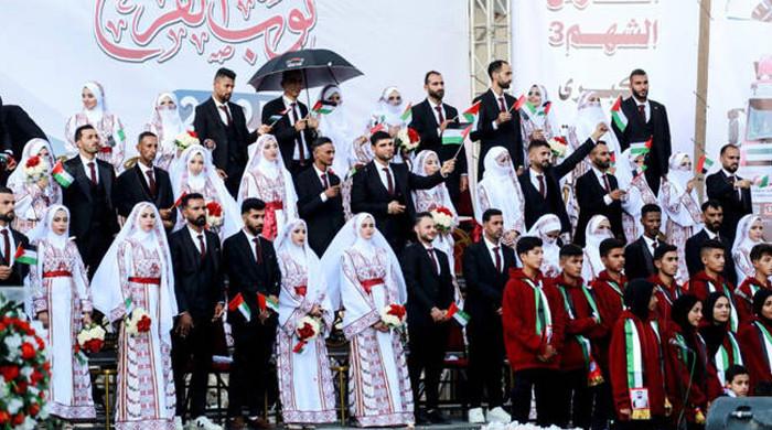 غزہ میں تباہ شدہ عمارتوں کے درمیان اجتماعی شادی کی تقریب نے خوشی کے رنگ بکھیر دیے