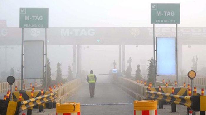 شدید دھند کے باعث موٹروے ایم ون اور ایم 5 مختلف مقامات سے بند 